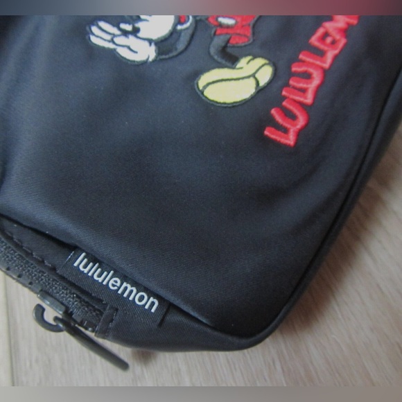 NEW DISNEY PARKS LULULEMON MICKEY EVERYWHERE BELT BAG FANNY PACK BLACK STRAP ✨ - Picture 7 of 8